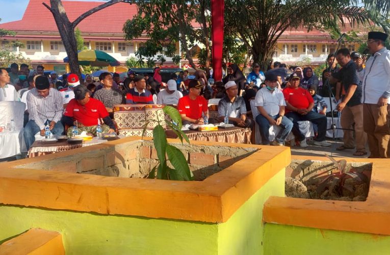 Bupati Lepas Lomba Panjat Pinang HUT RI Ke-79 dan Hari Jadi Tanjabbar Ke-59