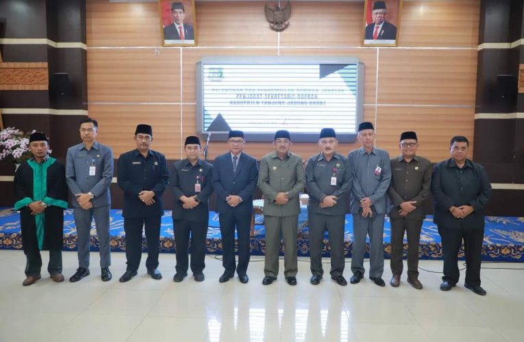 Bupati Tanjabbar Lantik dan Ambil Sumpah Jabatan Pejabat Sekretaris Daerah 