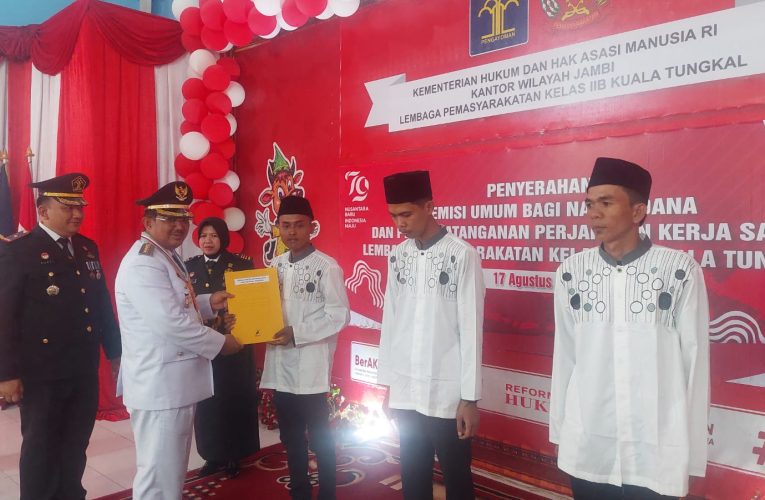 Didampingi Kalapas, Bupati Tanjabbar Berikan Remisi 332 WBP Lapas Kualaungkal, 3 Bebas