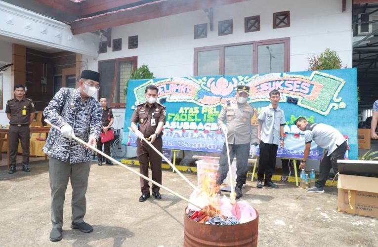 Bupati Saksikan Pemusnahan Barang Bukti dari 73 Perkara Pidana di Kejari Tanjab Barat