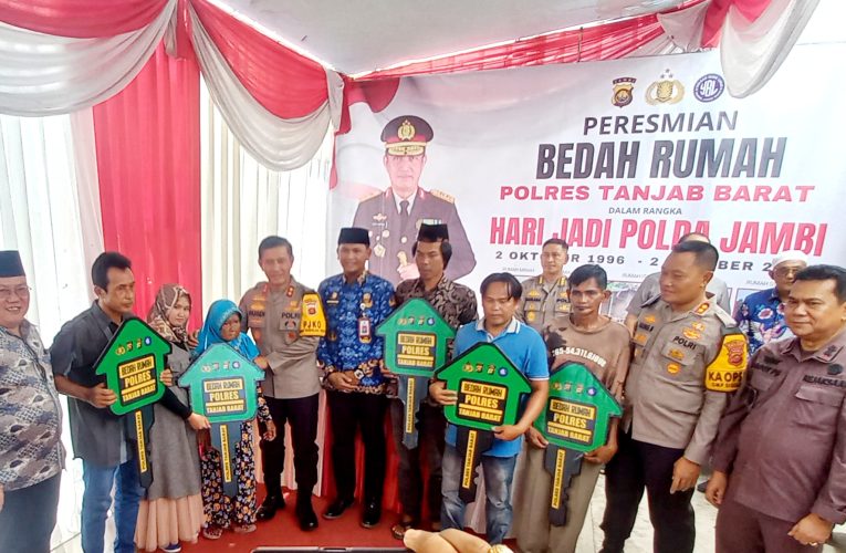 Bersama Jajaran Kapolda Jambi Resmikan Bedah Rumah Dalam Rangka Hari Jadi Polda Jambi 
