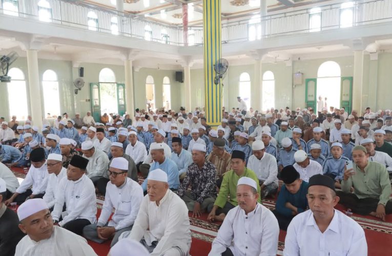 Ratusan Jamaah Hadiri Haul Akbar Bersama Bupati Tanjab Barat di Pematang Lumut