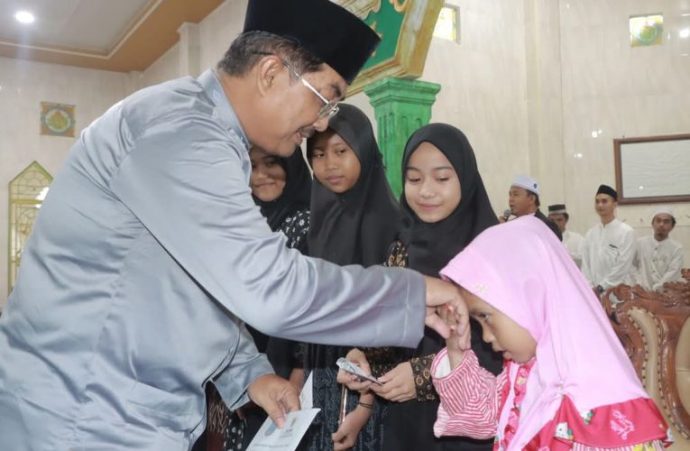 Bupati Tanjab Barat Berikan Bantuan untuk Dhuafa dan Anak Yatim di Peringatan Haul