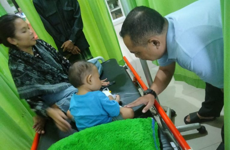Peduli Warga, Ketua Komisi III DPRD Tanjab Barat Albert Chaniago Jenguk Pasien di RSUD Kuala Tungkal