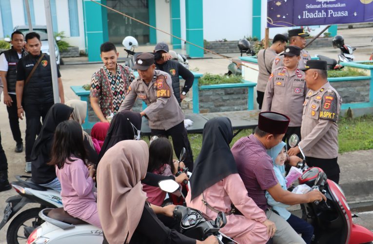 Operasi Tertib Ramadhan, Polres Tanjab Barat Santuni Pengguna Jalan dengan Takjil