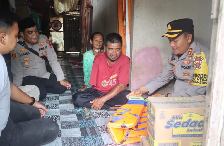 Kapolres Tanjab Barat Kunjungi Pak Suip, Nelayan Disabilitas yang Tetap Semangat Mencari Nafkah