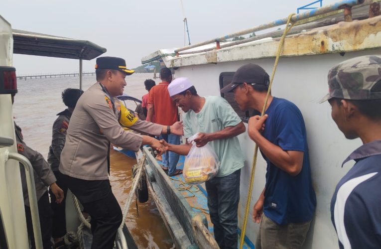 Kapolres Tanjab Barat Sapa Nelayan Kuala Tungkal, Serahkan Bantuan Sembako