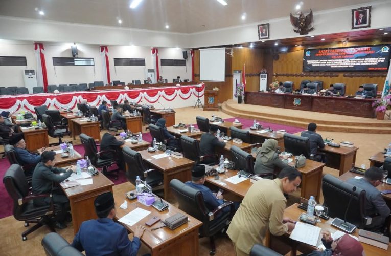 Rapat Paripurna DPRD Tanjab Barat: Bupati Apresiasi Evaluasi LKPJ 2024