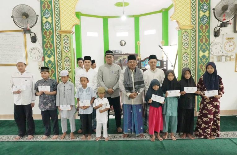 Safari Jumat: Anwar Sadat Serahkan Bantuan Rp10 Juta, Mushaf Al-Qur’an, dan Santunan Sosial
