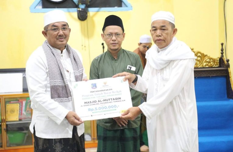 Dukung Ibadah Nyaman, Bupati Tanjab Barat Bantu Masjid dan Tangani Stunting
