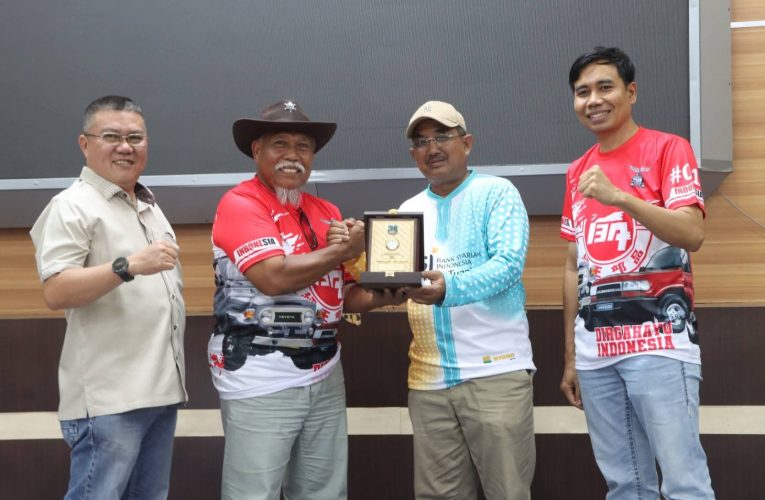 Bupati Anwar Sadat Sambut Komunitas Hardtop Jambi, Bagikan Air Bersih untuk Warga