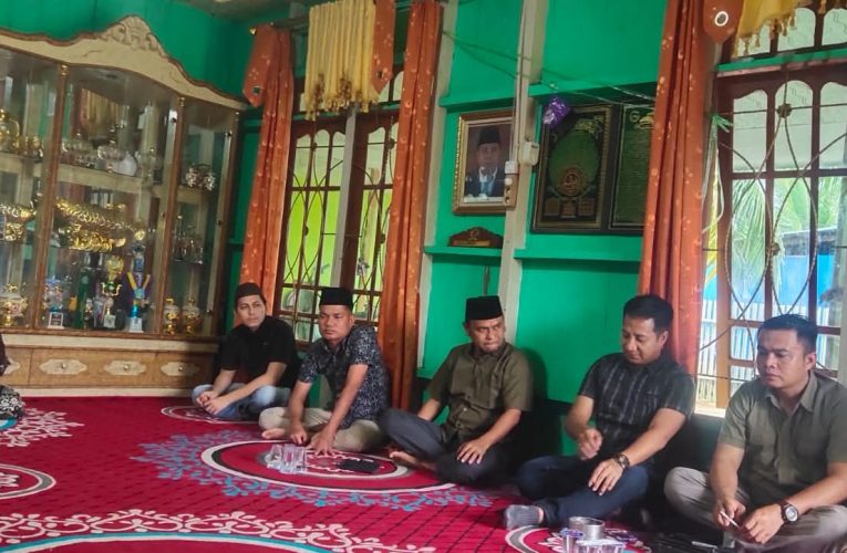 Wujudkan Solidaritas, Ketua DPRD dan Anggota Hadiri Takziah Almarhum Ansari