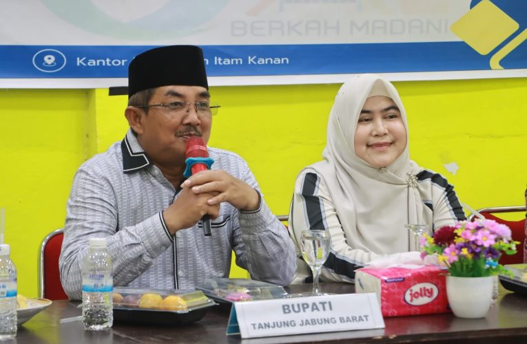 Bupati Bersama Ketua TP PKK Tanjab Barat Ringankan Beban Masyarakat Lewat Bantuan Sosial