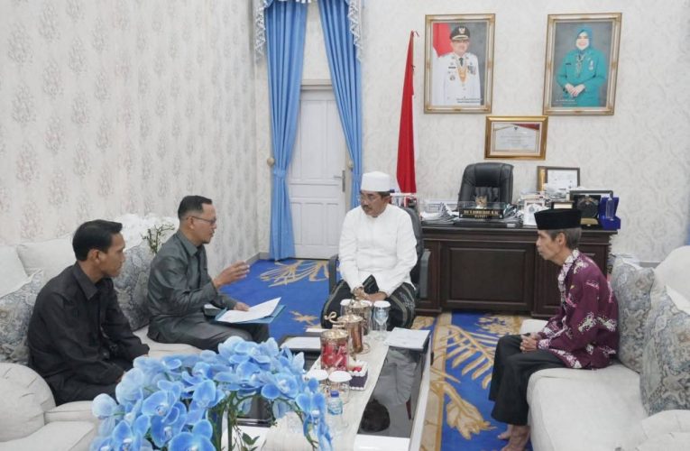 Bupati Tanjab Barat Terima Piagam Baznas Awards, Tekankan Zakat Jadi Indikator Kinerja Pemerintah