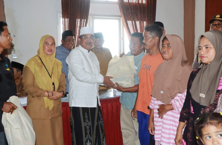 Masyarakat Antusias Terima Bantuan Sembako, Bupati Anwar Sadat Turun Langsung ke Lapangan